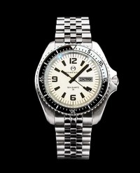 Momentum Sea Quartz Orca Full Lume Dive Watch Stainless Steel Bracelet Photo
